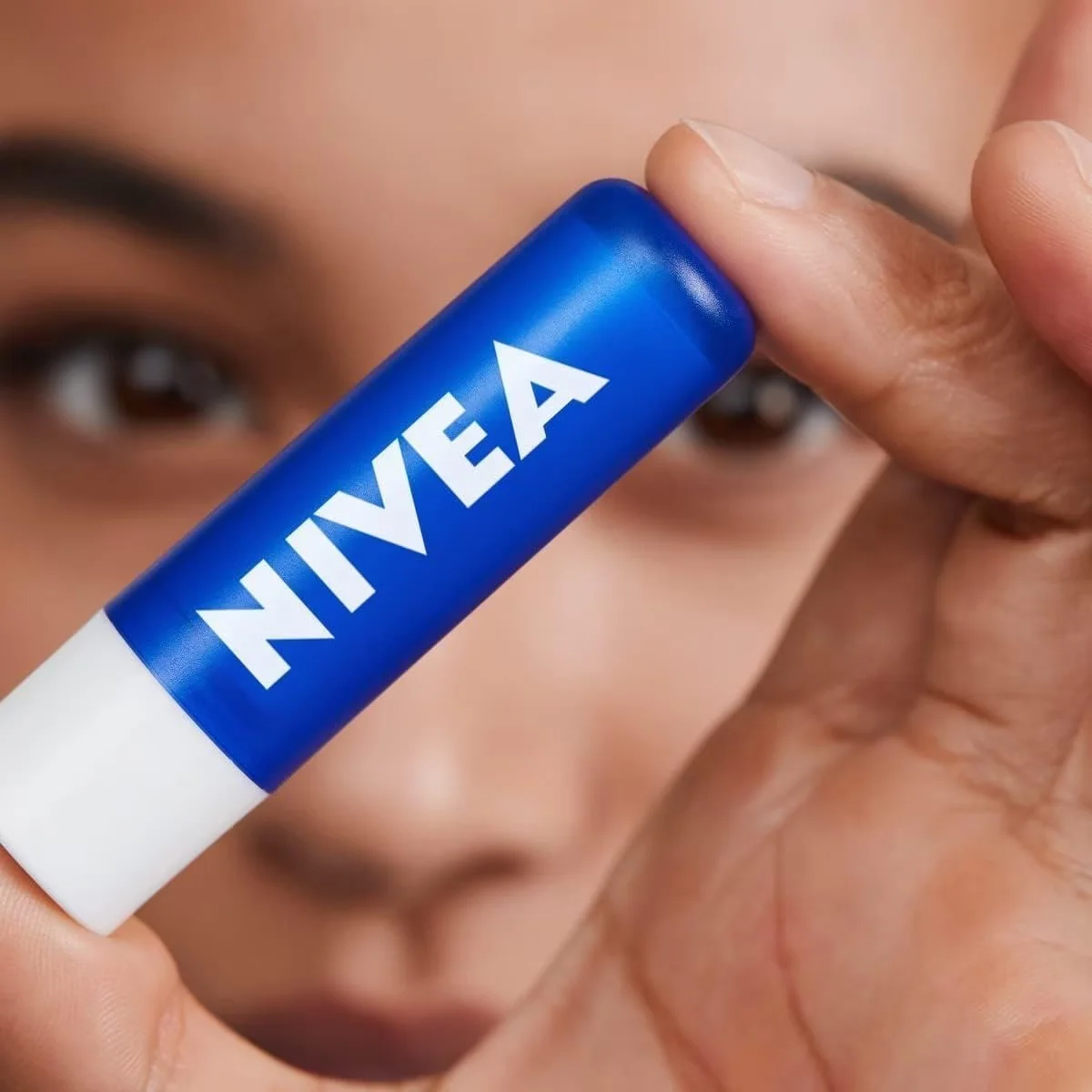شفاه ناعمة ومحمية: Nivea Essential Care لترطيب 24 ساعة