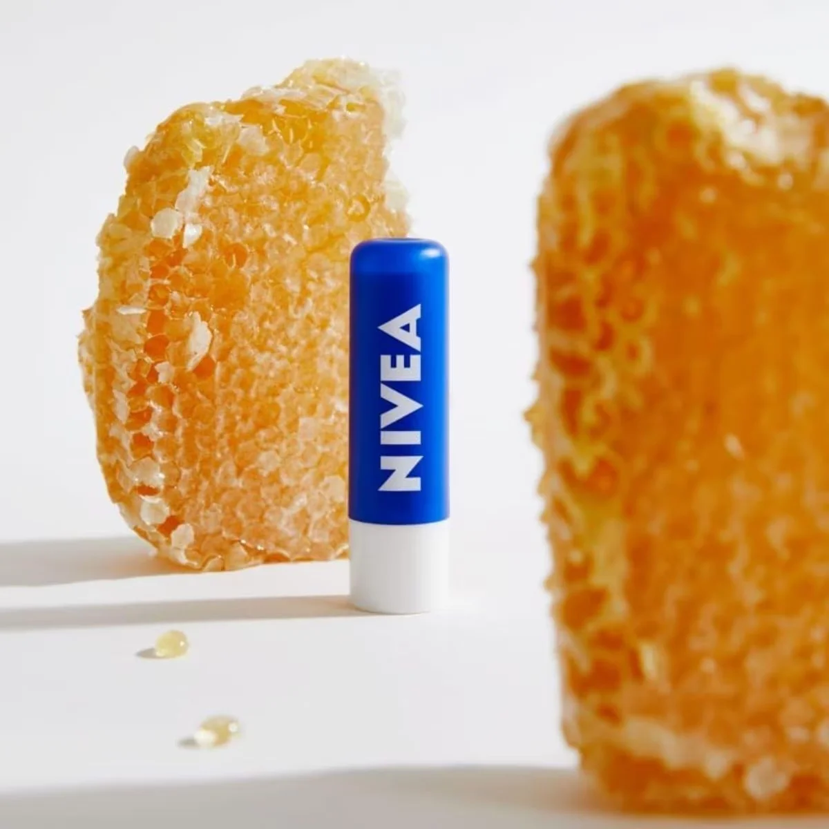 شفاه ناعمة ومحمية: Nivea Essential Care لترطيب 24 ساعة