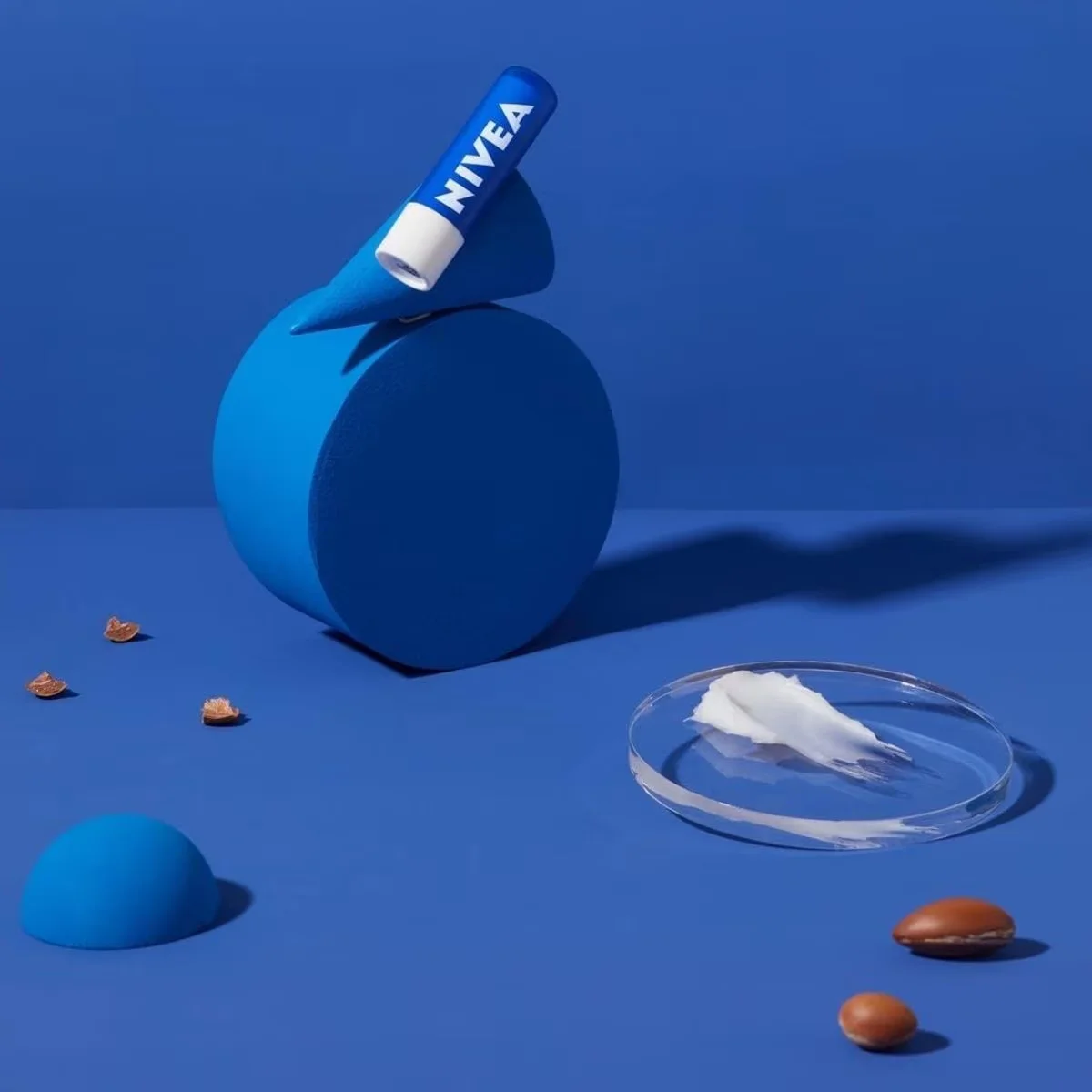شفاه ناعمة ومحمية: Nivea Essential Care لترطيب 24 ساعة