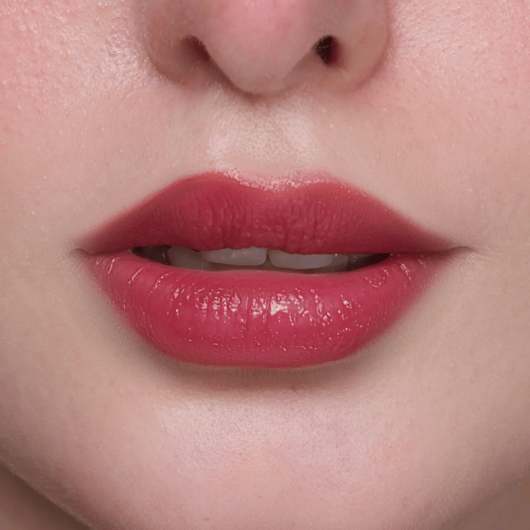 Roter und feuchtigkeitsspendender Lippenbalsam Move Over Soft Move von Luka 01
