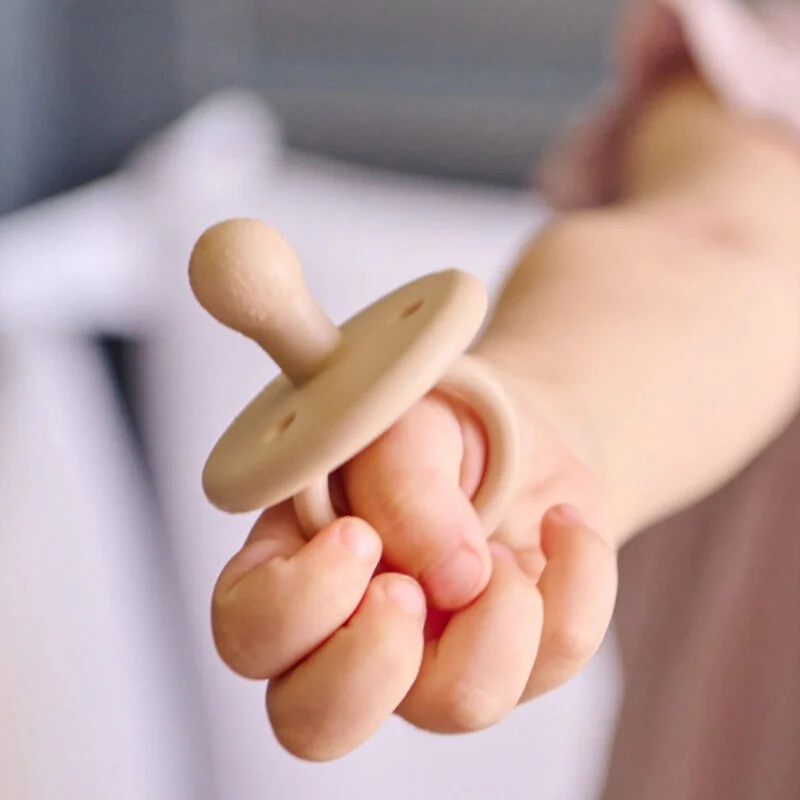 OiOi لهاية سيليكون تقويمية من أويوي للأطفال من عمر 0 أشهر فما فوق، لون أزرق معدني