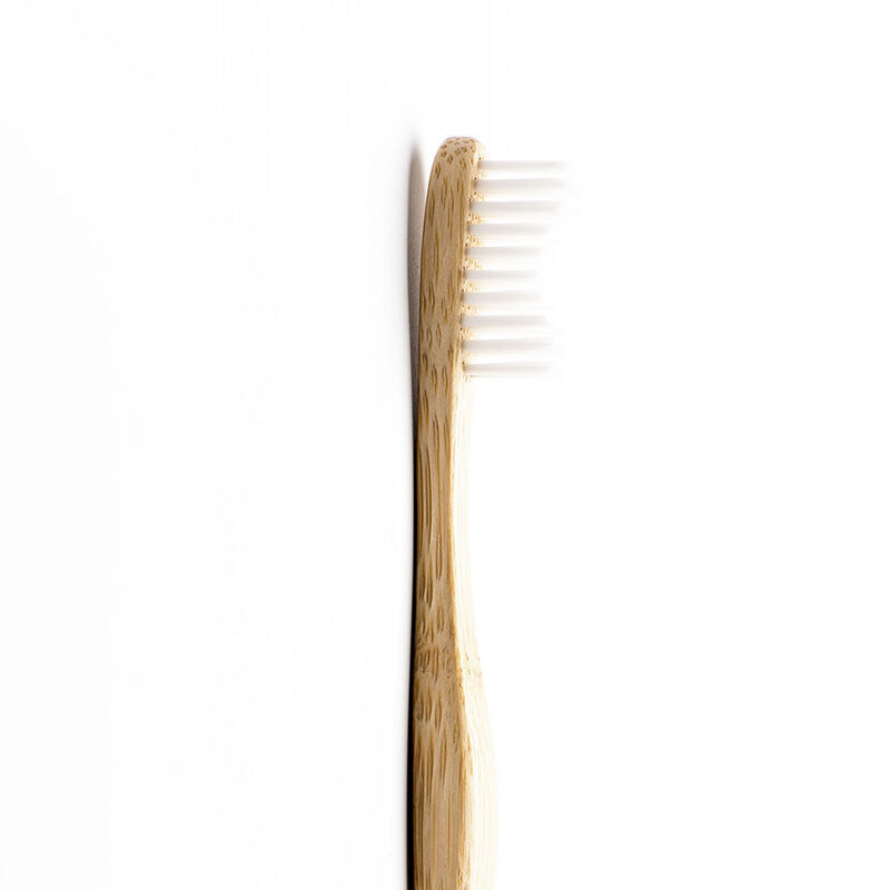 Humble Brush فرشاة أسنان همبل براش الطبيعية الناعمة للبالغين بيضاء